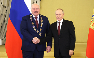 Путин наградил Лукашенко орденом Святого апостола Андрея Первозванного Путин наградил Лукашенко орденом Святого апостола Андрея Первозванного