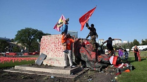 В Канаде снесли статуи британских королев Виктории и Елизаветы II В Канаде снесли статуи британских королев Виктории и Елизаветы II