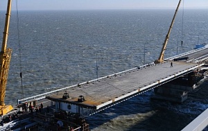 Установлен первый пролёт левой автомобильной части Крымского моста Установлен первый пролёт левой автомобильной части Крымского моста