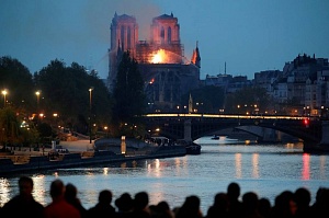 Во Франции горит собор Парижской Богоматери Во Франции горит собор Парижской Богоматери