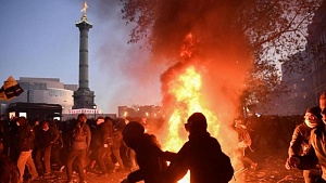 Париж превратился в поле боя из-за массовых протестов Париж превратился в поле боя из-за массовых протестов
