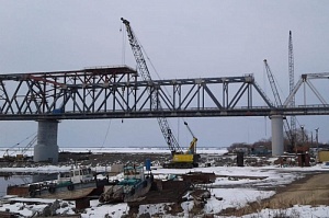 Россия и Китай начали укладку рельсов на мосту через Амур