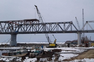 Россия и Китай начали укладку рельсов на мосту через Амур Россия и Китай начали укладку рельсов на мосту через Амур