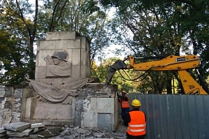В Варшаве сносят памятник Благодарности Красной армии В Варшаве сносят памятник Благодарности Красной армии