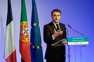 Макрон призвал ЕС отказаться от «счастливой вассализации» с США Макрон призвал ЕС отказаться от «счастливой вассализации» с США