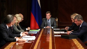 Медведев поручил ускорить российскую экономику Медведев поручил ускорить российскую экономику