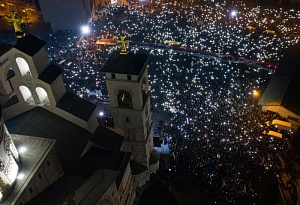 К протестам в Черногории присоединились мусульмане и католики К протестам в Черногории присоединились мусульмане и католики