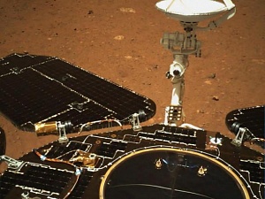 Китайский марсоход прислал кадры с поверхности Марса