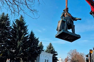 В Полтаве снесли памятник Петру I В Полтаве снесли памятник Петру I