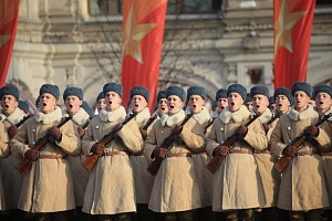 В Москве прошел марш в честь парада 1941 года В Москве прошел марш в честь парада 1941 года