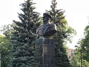 В Харькове восстановили памятник Жукову В Харькове восстановили памятник Жукову