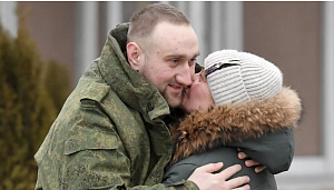 В Луганск прибыла группа освобожденных из плена военнослужащих ЛНР В Луганск прибыла группа освобожденных из плена военнослужащих ЛНР