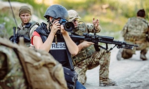 Украинские снайперы обстреляли российских журналистов в Донбассе Украинские снайперы обстреляли российских журналистов в Донбассе