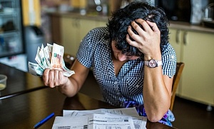 Экономист: почти 45% россиян живут с долгами Экономист: почти 45% россиян живут с долгами