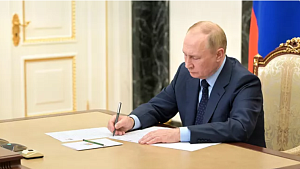 Путин поручил выплатить по десять тысяч рублей семьям школьников в Донбассе Путин поручил выплатить по десять тысяч рублей семьям школьников в Донбассе