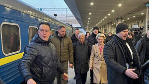 Лидеры ЕС приехали в Киев отстаивать формулу «мира через силу» Лидеры ЕС приехали в Киев отстаивать формулу «мира через силу»