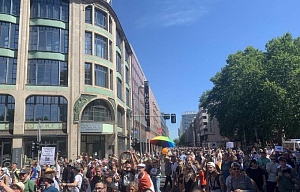 Около 20 тысяч человек вышли на акцию против карантина в Берлине Около 20 тысяч человек вышли на акцию против карантина в Берлине