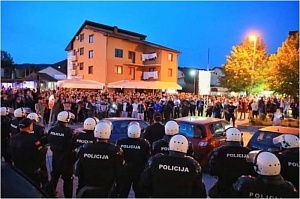 Протестующие в Черногории требуют освободить православного епископа Протестующие в Черногории требуют освободить православного епископа