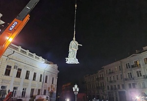В Одессе снесли памятник Екатерине II В Одессе снесли памятник Екатерине II