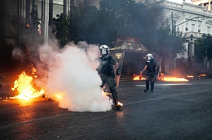 В Афинах полиция разогнала недовольных студентов слезоточивым газом