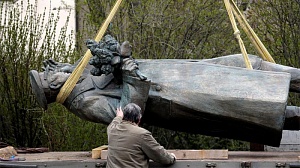 В Праге демонтировали памятник советскому маршалу Коневу