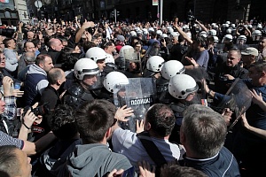 Белград сотрясают антиправительственные митинги Белград сотрясают антиправительственные митинги