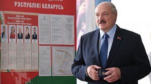 Лукашенко лидирует на президентских выборах в Белоруссии Лукашенко лидирует на президентских выборах в Белоруссии