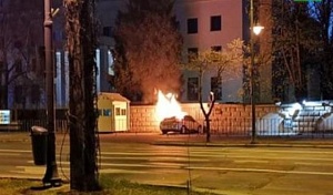 Автомобиль протаранил забор посольства РФ в Румынии Автомобиль протаранил забор посольства РФ в Румынии