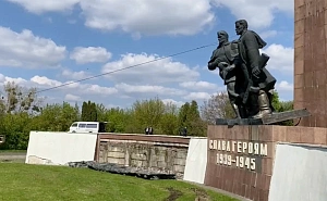 Памятник советским солдатам демонтировали на западе Украины Памятник советским солдатам демонтировали на западе Украины