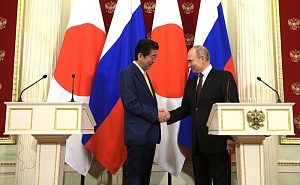 Путин обсудил с Абэ мирный договор Путин обсудил с Абэ мирный договор