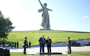 Путин и Лукашенко посетили историко-мемориальный комплекс на Мамаевом кургане
