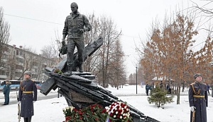 В Москве открыли памятник погибшему главе МЧС Евгению Зиничеву В Москве открыли памятник погибшему главе МЧС Евгению Зиничеву