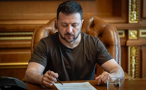 Зеленский подписал закон о статусе английского языка на Украине Зеленский подписал закон о статусе английского языка на Украине