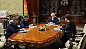 Лукашенко предложил перенести более 70 полномочий на другие уровни власти Лукашенко предложил перенести более 70 полномочий на другие уровни власти
