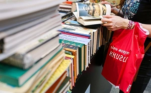 Зеленский запретил ввоз книг из России и Белоруссии на Украину Зеленский запретил ввоз книг из России и Белоруссии на Украину