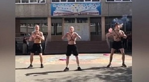 В екатеринбургском лицее старшеклассники исполнили «ЛГБТ-танец» В екатеринбургском лицее старшеклассники исполнили «ЛГБТ-танец»
