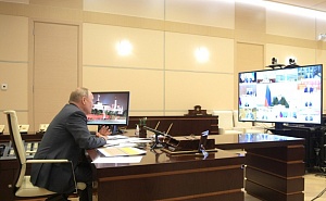 Путин впервые провёл совещание с Кабмином в формате видеоконференции Путин впервые провёл совещание с Кабмином в формате видеоконференции