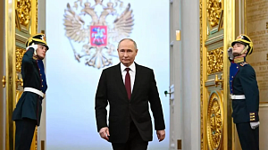 Владимир Путин отмечает день рождения на работе Владимир Путин отмечает день рождения на работе