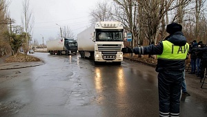 МЧС России отправило сотый конвой с гуманитарной помощью в Донбасс МЧС России отправило сотый конвой с гуманитарной помощью в Донбасс