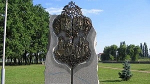 В Киеве снесли памятник дружбе с Москвой В Киеве снесли памятник дружбе с Москвой