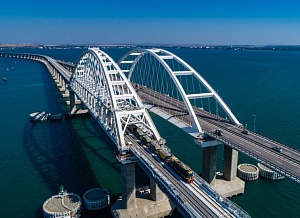 По Крымскому мосту открыли движение грузовых поездов По Крымскому мосту открыли движение грузовых поездов