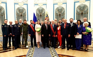 Путин в Кремле вручил награды главам новых регионов Путин в Кремле вручил награды главам новых регионов