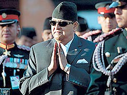 Короля Непала выжили из дворца
