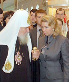 Патриарх наградил 10 многодетных семей Москвы