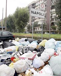 ЕС требует откопать Неаполь из-под мусора