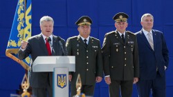 Порошенко открыл парад гимном украинских националистов