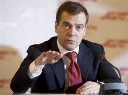 Медведев просит не провоцировать Иран