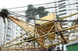 В Москве на роддом упал строительный кран