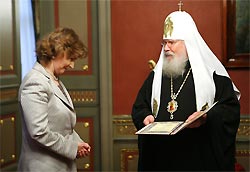 Святейший Патриарх Алексий II вручил Наталии Нарочницкой орден