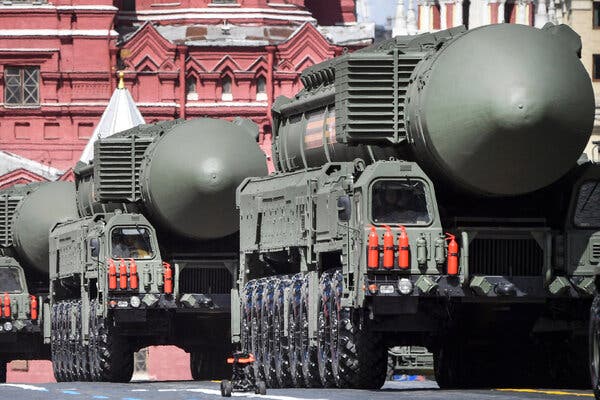 ядерный ракеты на параде в москве фото нью-йорк таймс.jpg